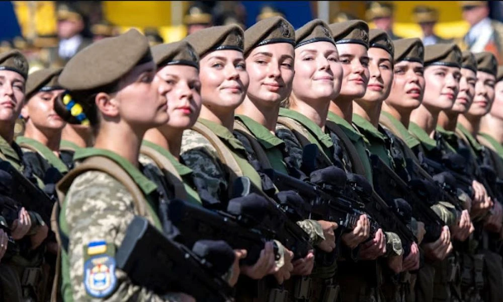 Οι Ουκρανές που θα κατατάσσονται στο στρατό δεν θα μπορούν να πάνε στο εξωτερικό